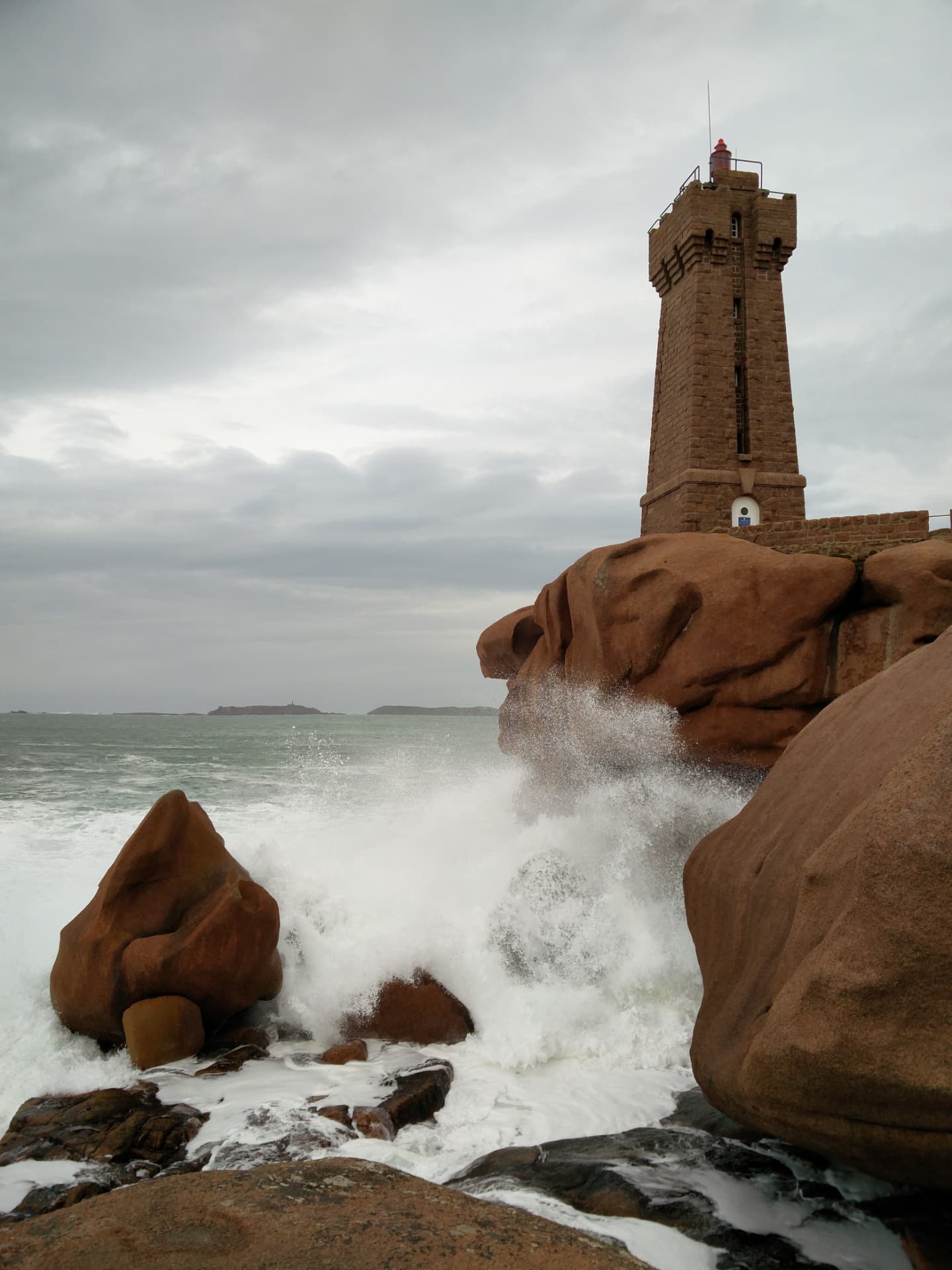 Phare de Ploumanac'h sous les embruns