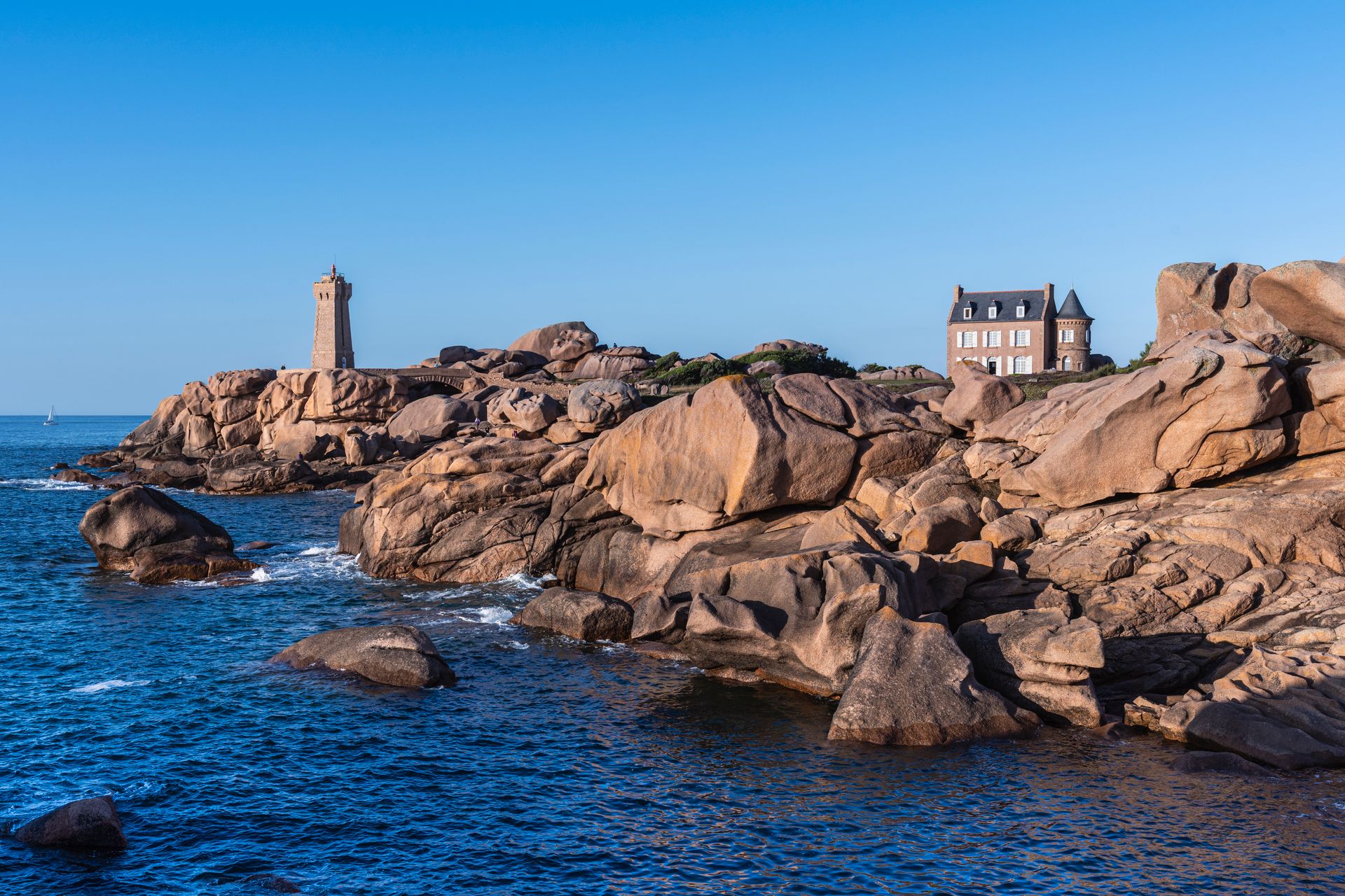 Le phare de Ploumanac'h sur la Côte de Granit Rose