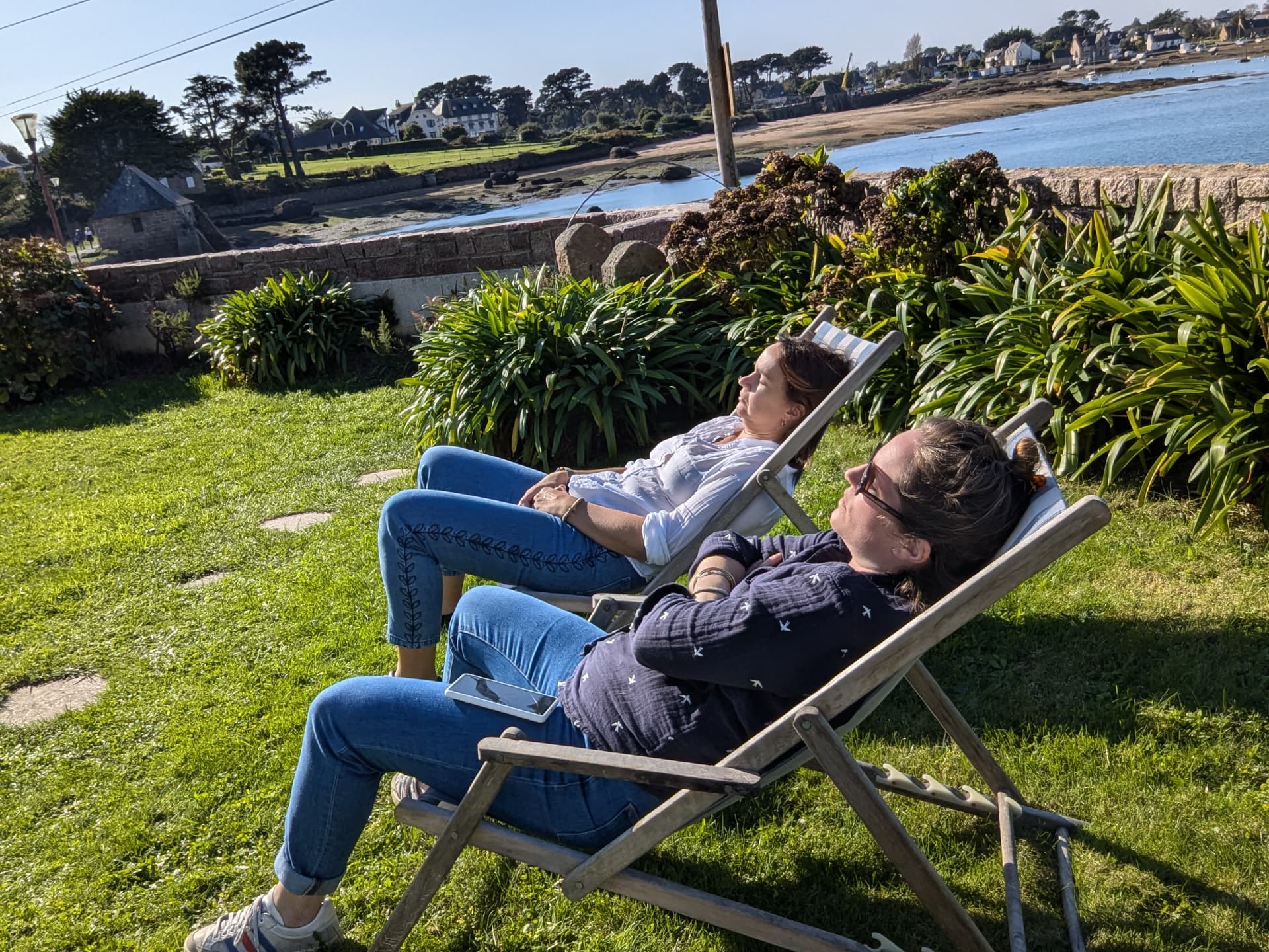 Pause dans les transats face à la mer