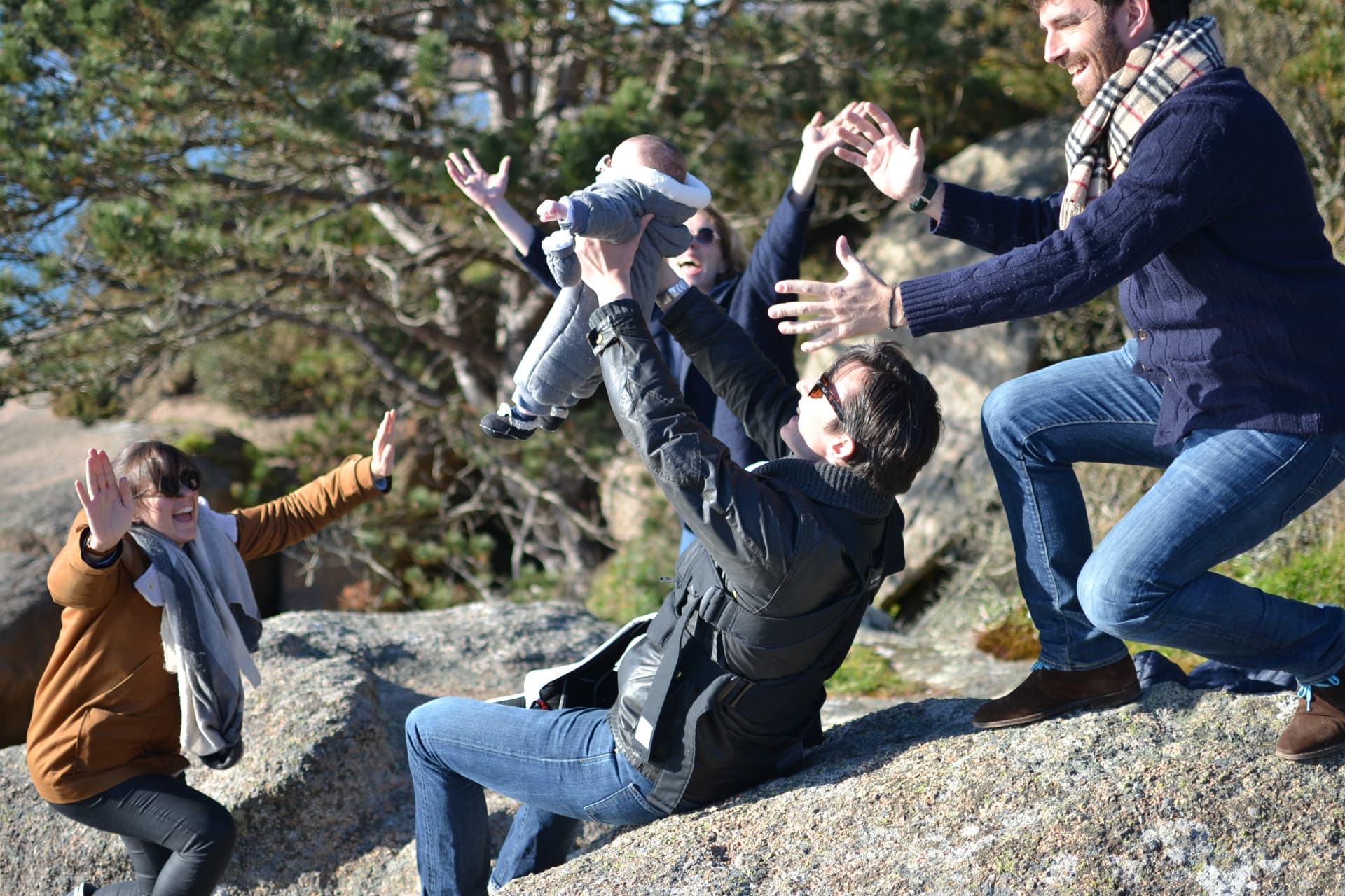La tribu joue sur les rochers bretons